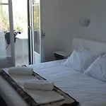 Lucia מלון דירות 3*