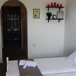 Lucia מלון דירות 3*