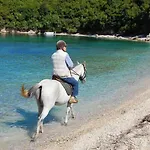 Lucia Apartahotel Agios Georgios Pagon